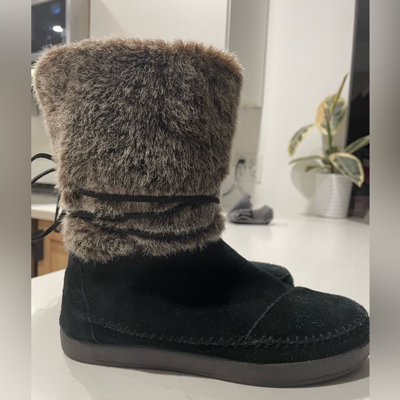 Tom’s “Nepal” Suede & Faux Fur Boot - Picture 7 of 10